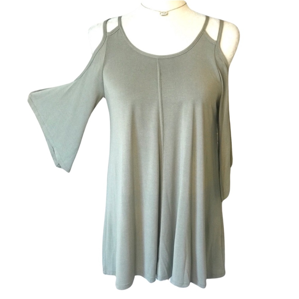 BOUTIQUE ITEM- 💥LAST ONE💥 SUPER SOFT TOP W/ STRAPPY OPEN  SHOULDERS